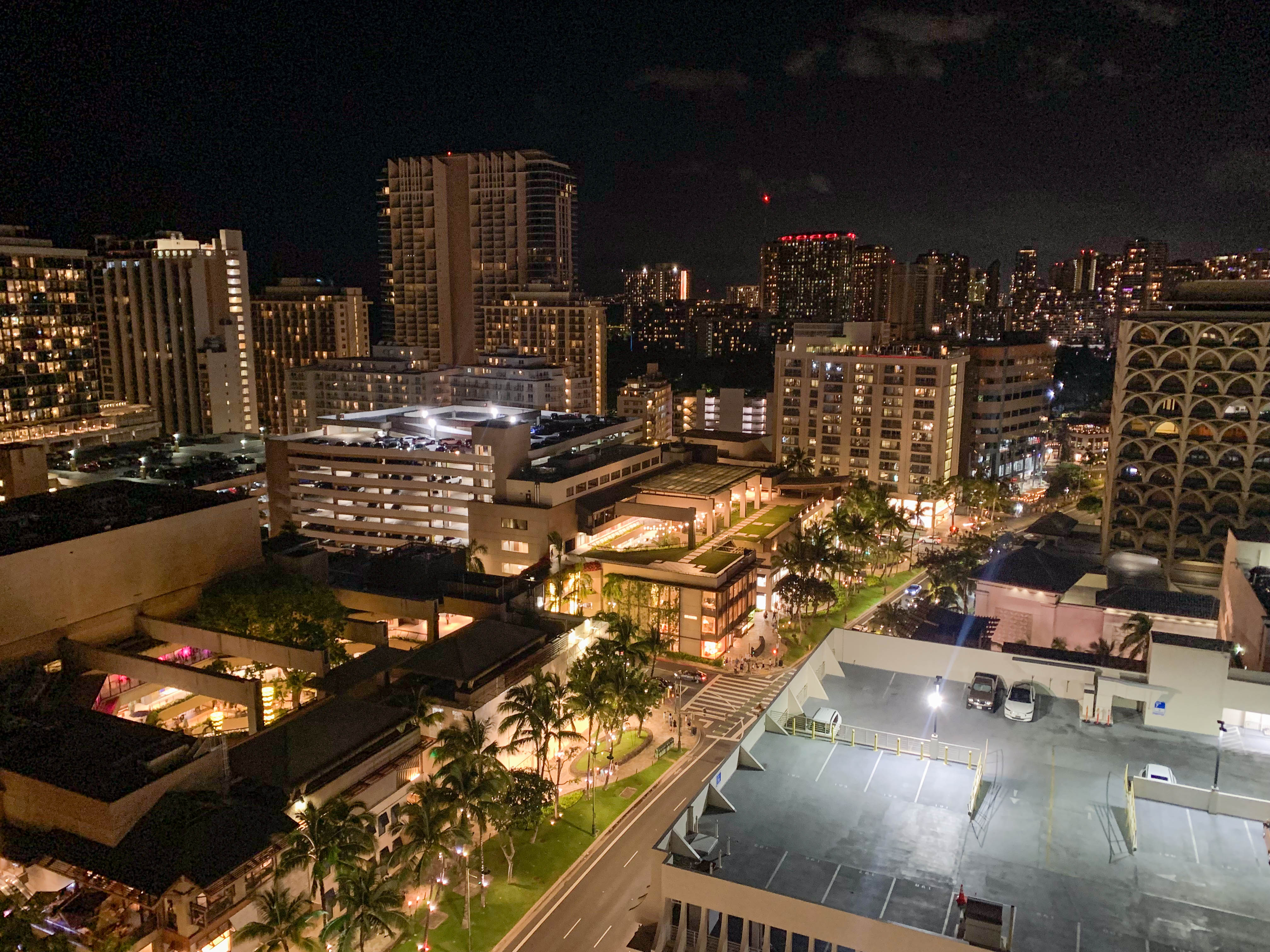 ワイキキのカラカウア通りの夜景　ビルの屋上から見下ろす夜景は、車やビルのライトでキラキラ輝いている